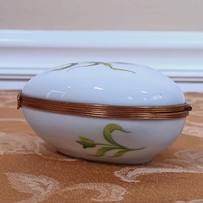 LOT 346: Vintage Dubarry Amber Pyralin Hand Mirror, Limoges Peint Main Floral Trinket Box, Fielding & Co Devon Ware Vanity Tray &...