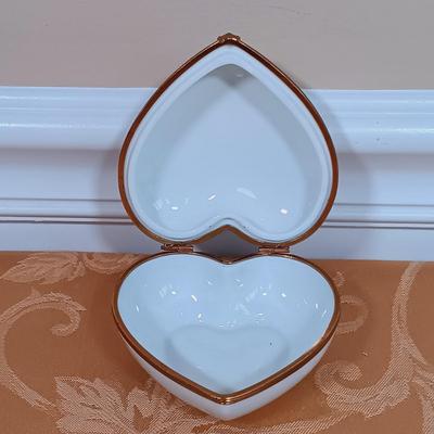 LOT 346: Vintage Dubarry Amber Pyralin Hand Mirror, Limoges Peint Main Floral Trinket Box, Fielding & Co Devon Ware Vanity Tray &...