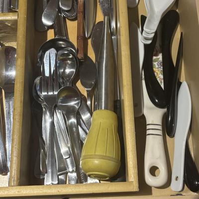 LOT 363: Kitchen Drawer Cleanout/Flatware