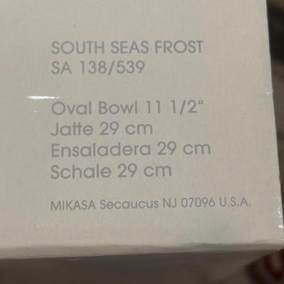 LOT 370: Evesham Vale 1986 Royal Dorchester Casserole Dish, Arden 1974 Royal Dorchester Toothpick Holder & Tray, Mikasa South Seas...