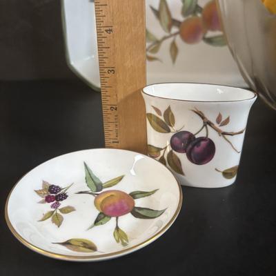 LOT 370: Evesham Vale 1986 Royal Dorchester Casserole Dish, Arden 1974 Royal Dorchester Toothpick Holder & Tray, Mikasa South Seas...