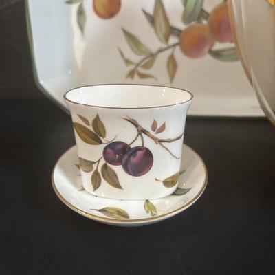 LOT 370: Evesham Vale 1986 Royal Dorchester Casserole Dish, Arden 1974 Royal Dorchester Toothpick Holder & Tray, Mikasa South Seas...