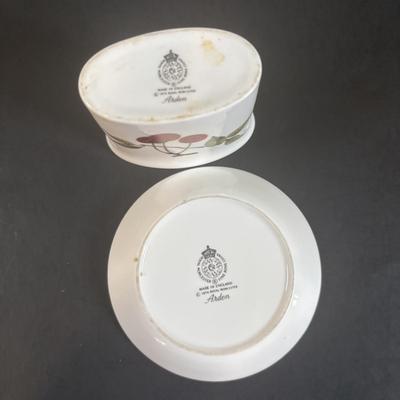LOT 370: Evesham Vale 1986 Royal Dorchester Casserole Dish, Arden 1974 Royal Dorchester Toothpick Holder & Tray, Mikasa South Seas...