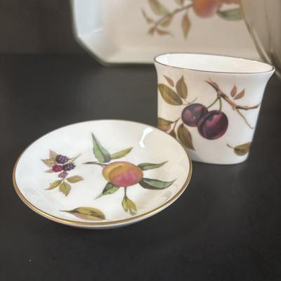 LOT 370: Evesham Vale 1986 Royal Dorchester Casserole Dish, Arden 1974 Royal Dorchester Toothpick Holder & Tray, Mikasa South Seas...