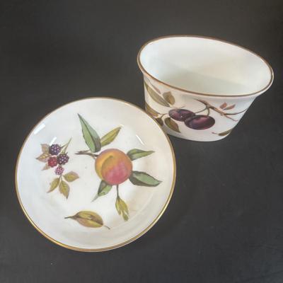 LOT 370: Evesham Vale 1986 Royal Dorchester Casserole Dish, Arden 1974 Royal Dorchester Toothpick Holder & Tray, Mikasa South Seas...