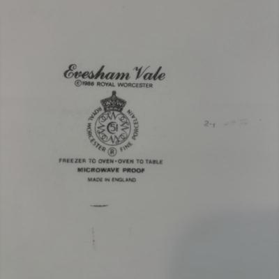 LOT 370: Evesham Vale 1986 Royal Dorchester Casserole Dish, Arden 1974 Royal Dorchester Toothpick Holder & Tray, Mikasa South Seas...