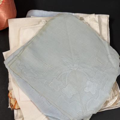 LOT 459: Vintage Ladies Handkerchiefs, Gloves, Fans & Quilted Handkerchief & Glove Boxes