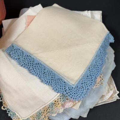 LOT 459: Vintage Ladies Handkerchiefs, Gloves, Fans & Quilted Handkerchief & Glove Boxes