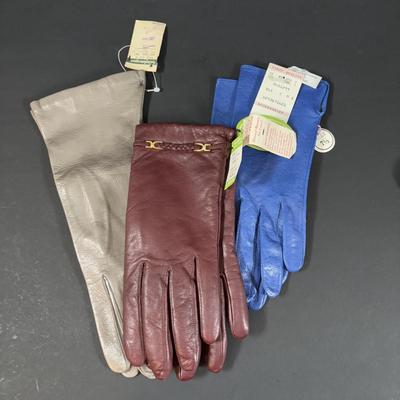 LOT 460: Ladies Gloves, Coin Purses, Bookmarkers, Eschenbach Optik Magnifying Glass, Vintage Fabric Glove Valet/Keeper in a Floral...