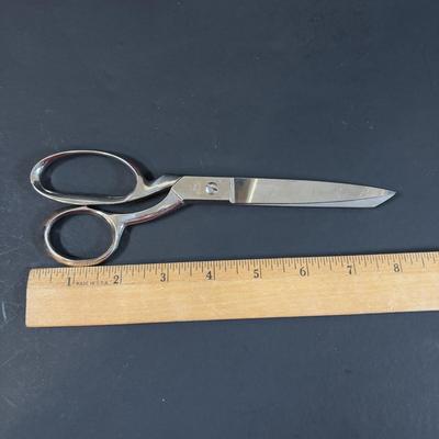 LOT 461: Set of 5 Hoffritz N.Y. Italy Scissors