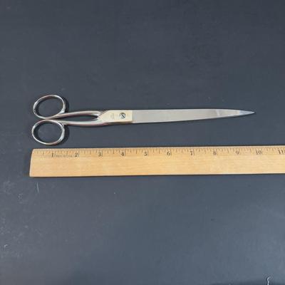 LOT 461: Set of 5 Hoffritz N.Y. Italy Scissors