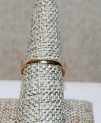 Size 7 Amber/Brown Rectangular Stone Ring with a Small Flower Accent in the Corner on a Rosy Gold Band (5.8g)