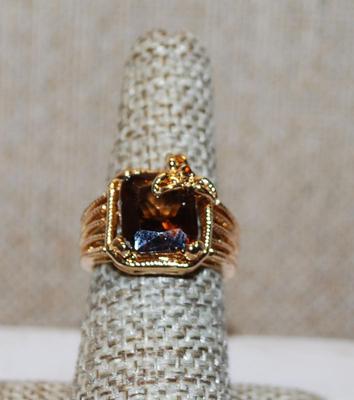 Size 7 Amber/Brown Rectangular Stone Ring with a Small Flower Accent in the Corner on a Rosy Gold Band (5.8g)