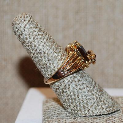 Size 7 Amber/Brown Rectangular Stone Ring with a Small Flower Accent in the Corner on a Rosy Gold Band (5.8g)