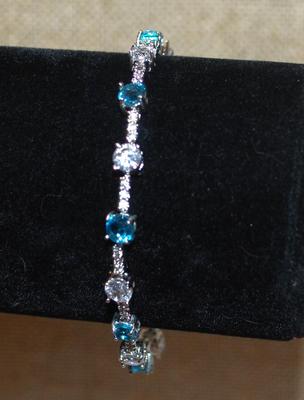 15 Alternating Clear & Aquamarine Stones Bracelet with Fold-Over Clasp 6" L