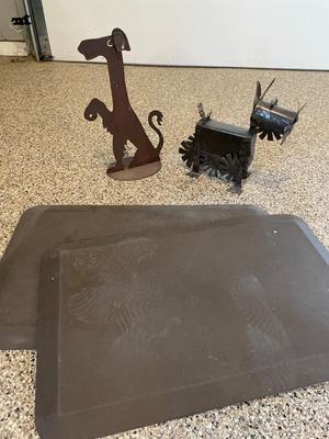 Two metal dog sculptures & 2 anti-fatigue mays