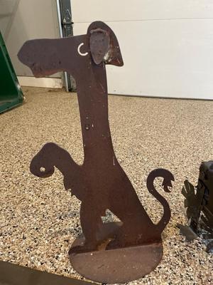 Two metal dog sculptures & 2 anti-fatigue mays