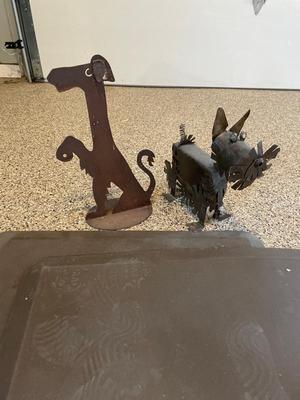 Two metal dog sculptures & 2 anti-fatigue mays