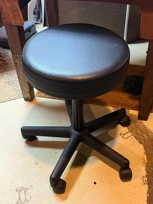 LOT 100B: Workbench with Light and Shop Stool