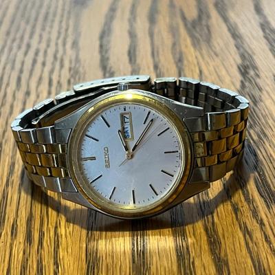 LOT 199J: Vintage Desktop Organizer, Avon Ship Mug, Phillies Belt Buckle, Pocket Knives & More