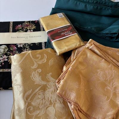Lot 511: Linens: Tablecloths & Cloth Napkins