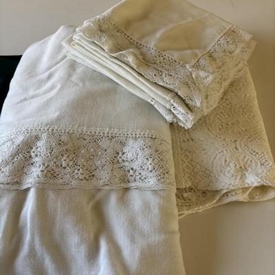 Lot 511: Linens: Tablecloths & Cloth Napkins
