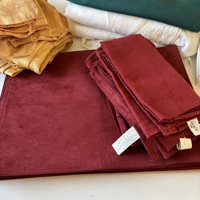 Lot 511: Linens: Tablecloths & Cloth Napkins
