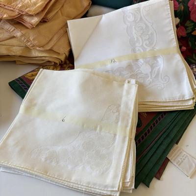 Lot 511: Linens: Tablecloths & Cloth Napkins