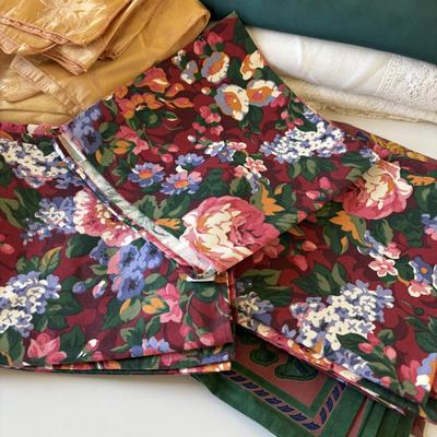 Lot 511: Linens: Tablecloths & Cloth Napkins