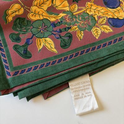 Lot 511: Linens: Tablecloths & Cloth Napkins