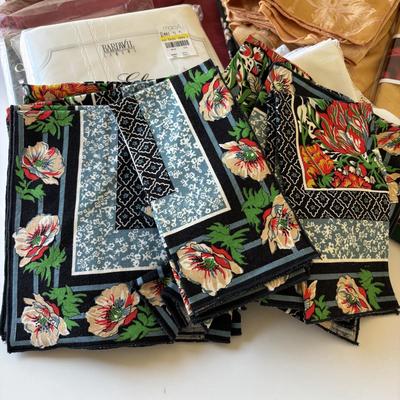 Lot 511: Linens: Tablecloths & Cloth Napkins