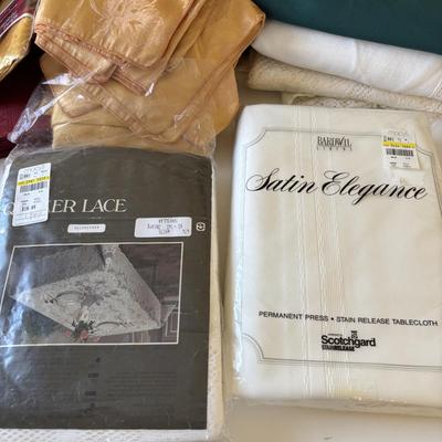 Lot 511: Linens: Tablecloths & Cloth Napkins