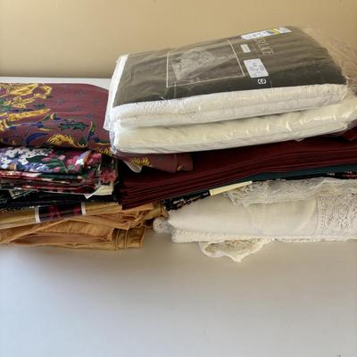 Lot 511: Linens: Tablecloths & Cloth Napkins