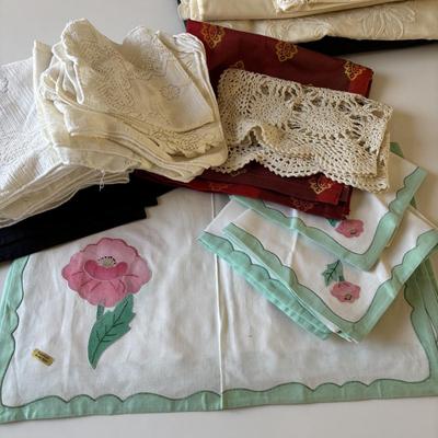Lot 413: Linens: Tablecloths & Cloth Napkins
