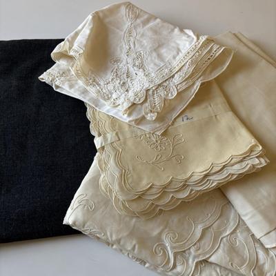 Lot 413: Linens: Tablecloths & Cloth Napkins
