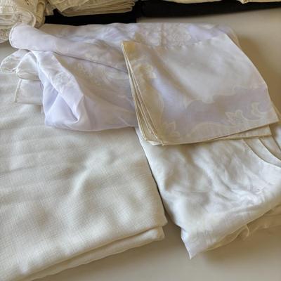Lot 413: Linens: Tablecloths & Cloth Napkins