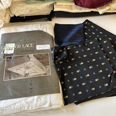 Lot 413: Linens: Tablecloths & Cloth Napkins
