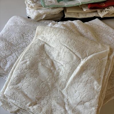 Lot 413: Linens: Tablecloths & Cloth Napkins