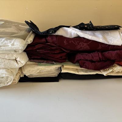 Lot 413: Linens: Tablecloths & Cloth Napkins