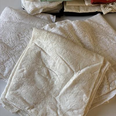Lot 413: Linens: Tablecloths & Cloth Napkins