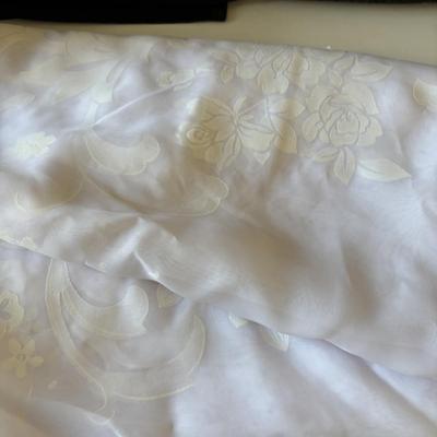 Lot 413: Linens: Tablecloths & Cloth Napkins