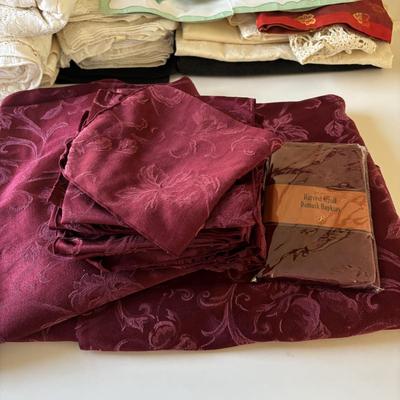 Lot 413: Linens: Tablecloths & Cloth Napkins