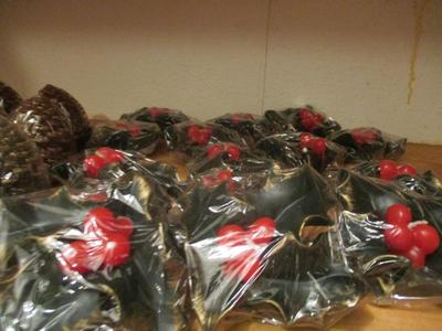 New 12 Pine Cone & 12 Poinsettia Candles #176