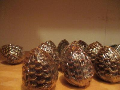 New 12 Pine Cone & 12 Poinsettia Candles #176