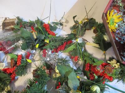 New Holiday Wreath & Decorations #195