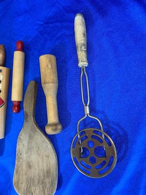 RETRO TIN BREAD BOX AND OTHER KITCHEN ITEMS