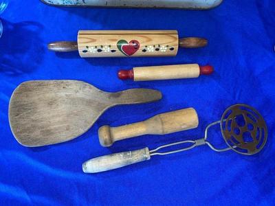 RETRO TIN BREAD BOX AND OTHER KITCHEN ITEMS