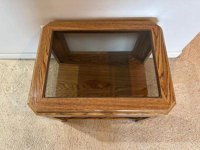 END TABLE, NEW HAVEN WALL CLOCK AND BRASS TABLE LAMP