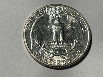 1942-P UNCIRCULATED CONDITION WASHINGTON SILVER QUARTER AS PICTURED. FREE DOMESTIC SHIPPING.