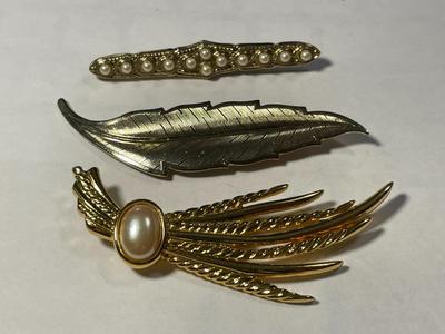 Vintage Lot of 3 Fashion Gold-tone Pin/Brooches in Good Preowned Condition as Pic'd. FREE DOMESTIC SHIPPING.